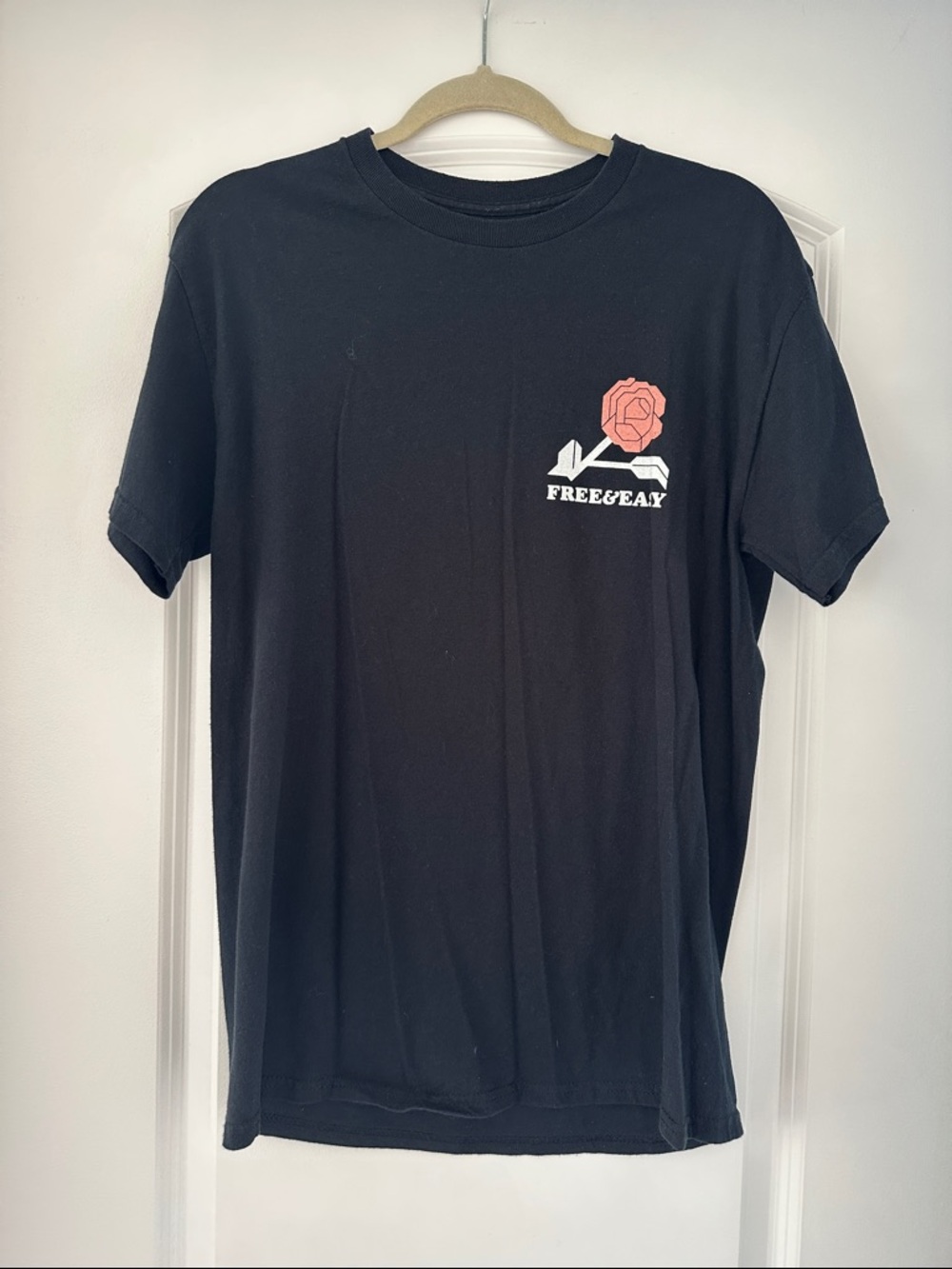 Men’s Free & Easy Men's Black Short Sleeve Tee with Rose Chest Print